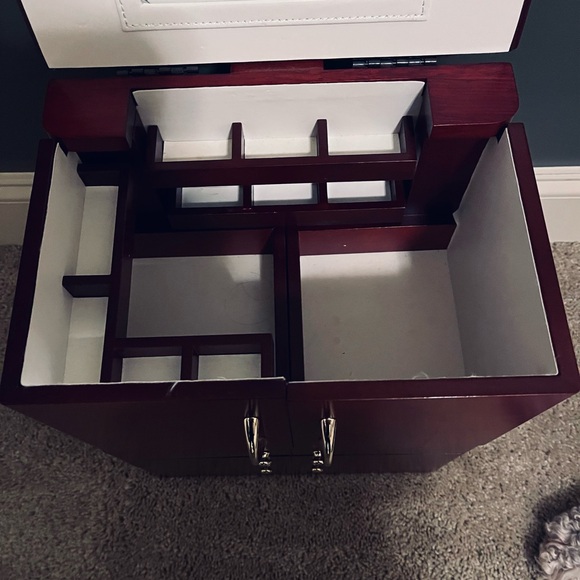 Fabulous Jewelry Box - Picture 5 of 6